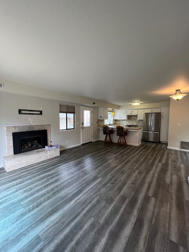 Building Photo - Short walk to the Beach / Available Now / Pets Welcome