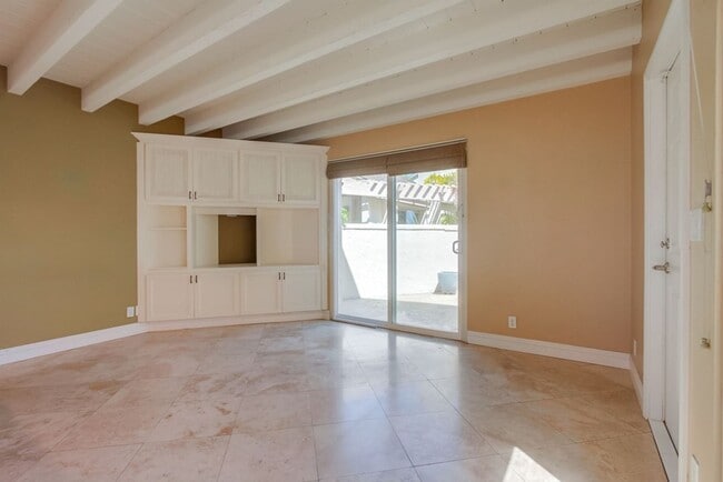 Building Photo - Fantastic ocean views in this spectacular ...