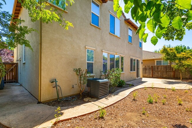 Building Photo - Spacious Folsom Parkway Home Near The Back...