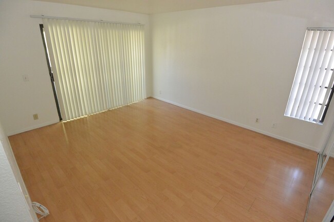 Building Photo - 2 BD 1 BA Upstairs Condominium, Gated Comm...