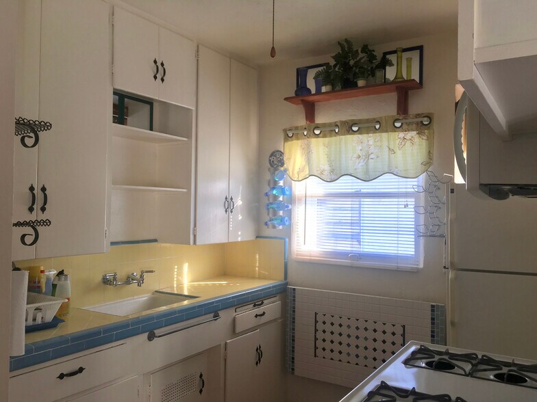 Kitchen - 915 25th St