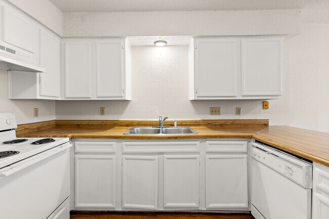 Building Photo - 1303 Conway Dr