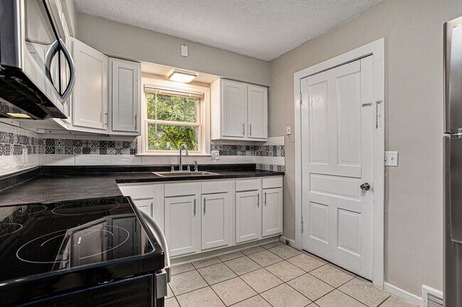 Primary Photo - Freshly Renovated 2BR/1BA – $950 Rent & Ea...