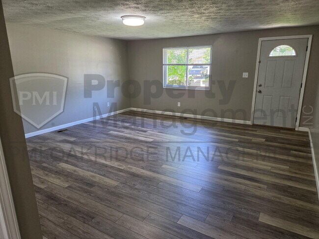 Building Photo - 3 Bedroom Single Level Duplex with Garage