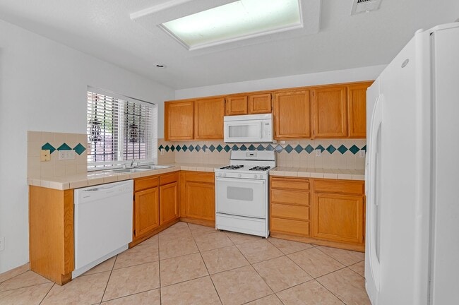 Building Photo - Beautiful 5 Bedroom/3 Bathroom Home in Eas...