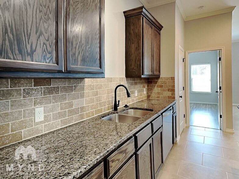 Building Photo - 3204 Valley Hollow