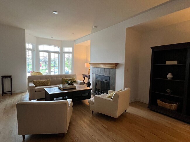 Building Photo - BEAUTIFUL 3 Bed 3.5 Bath Townhome in Dakota Ridge Village in North Boulder
