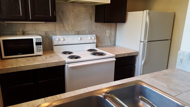 Building Photo - NEW LISTING - FRESH PAINT THROUGHOUT - 1 B...