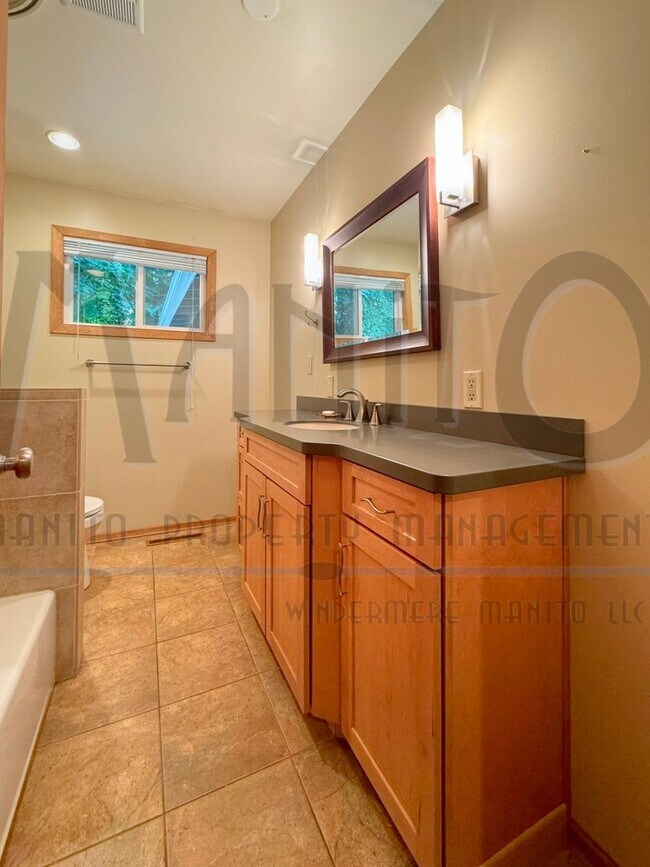 Building Photo - Stunning & Spacious South Hill Home