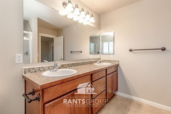 Building Photo - Gorgeous 2 Story Home! Located in Central Lacey!