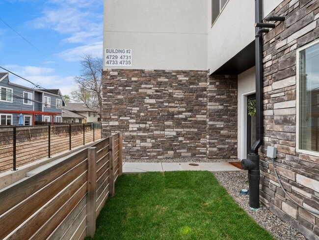 Building Photo - Modern Townhome with Mountain Views in One...