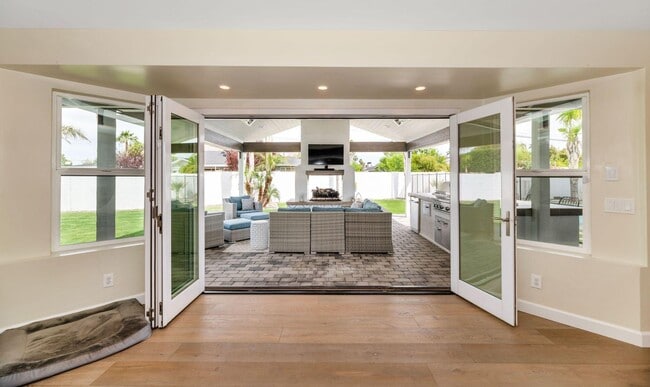 Building Photo - 6202 E Calle Redonda