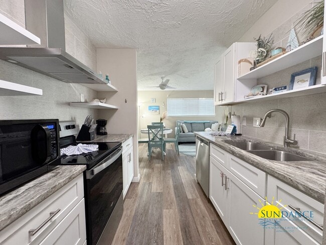 Building Photo - Charming Fully Furnished 1-Bedroom Condo in Miramar Beach!