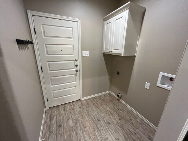 Building Photo - 1105 Preston Trails