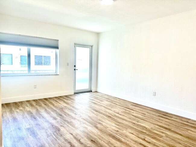 Building Photo - Newly remodeled apartment in the heart of ...