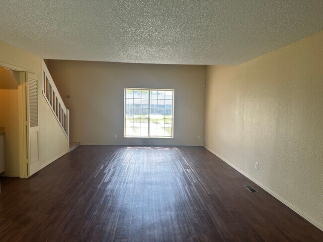 Building Photo - This duplex offers 3 spacious bedrooms, 2....
