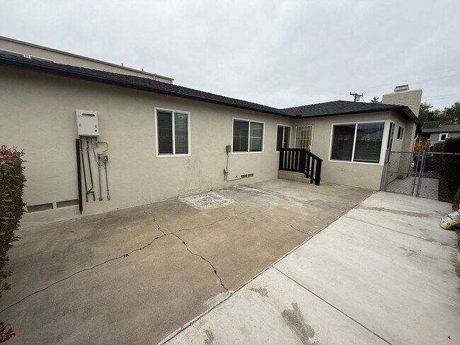 Building Photo - Renovated in 2023!! 4BD/2BA; Quick Walk to Campus