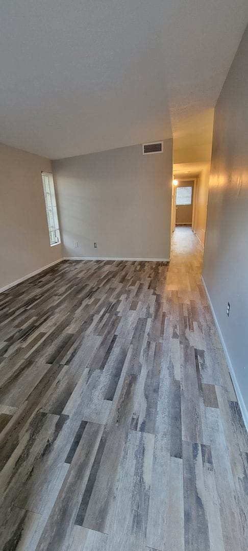 Building Photo - 2 BEDROOM 1 BATH DUPLEX CLOSE TO USF AND BUSCH GARDENS