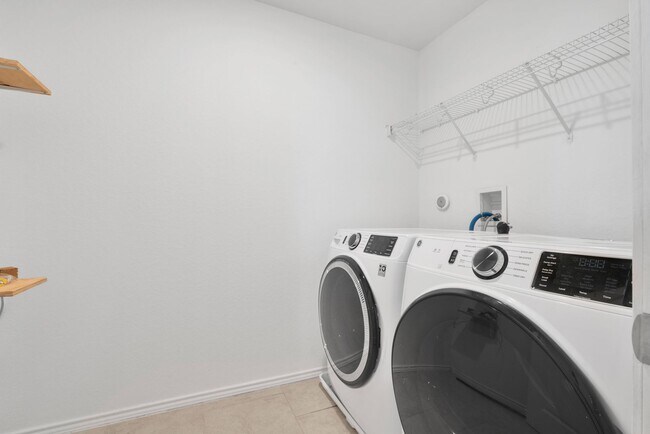 Building Photo - Charming 4-Bedroom Home in Cinco Lakes – Community Amenities & Prime Location!
