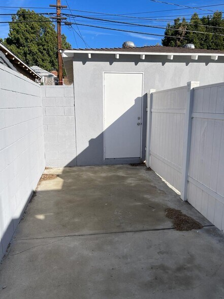 outdoor parking - 442 N Hollywood Way