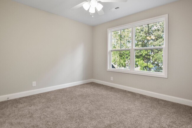 Building Photo - Pet Friendly Four Bedroom!