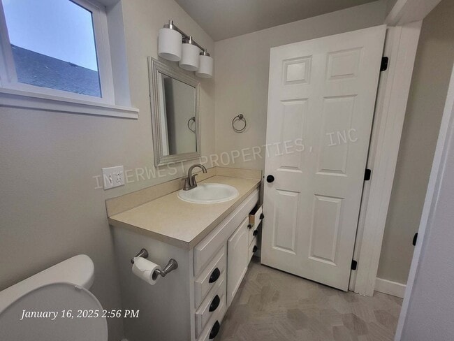 Building Photo - Super Cute 2bd Ranch Style Hillsboro home w/Garage, w/d hookups and yard!