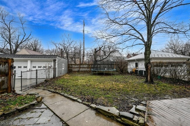 Building Photo - 2927 Huntington Rd