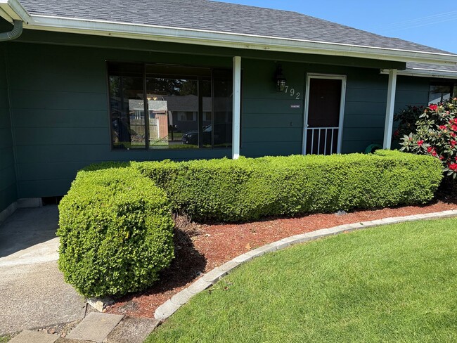 Building Photo - Well-kept house in desirable Thurston neighborhood!