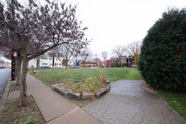 Building Photo - Available NOW! 1st Floor  2 Bed 1 Bath Apa...