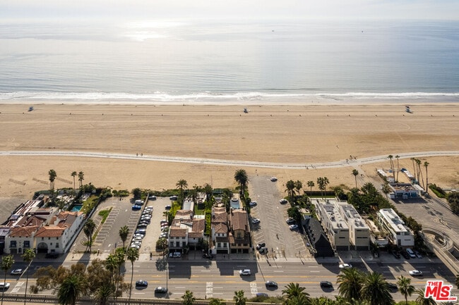 Building Photo - 964 Palisades Beach Rd