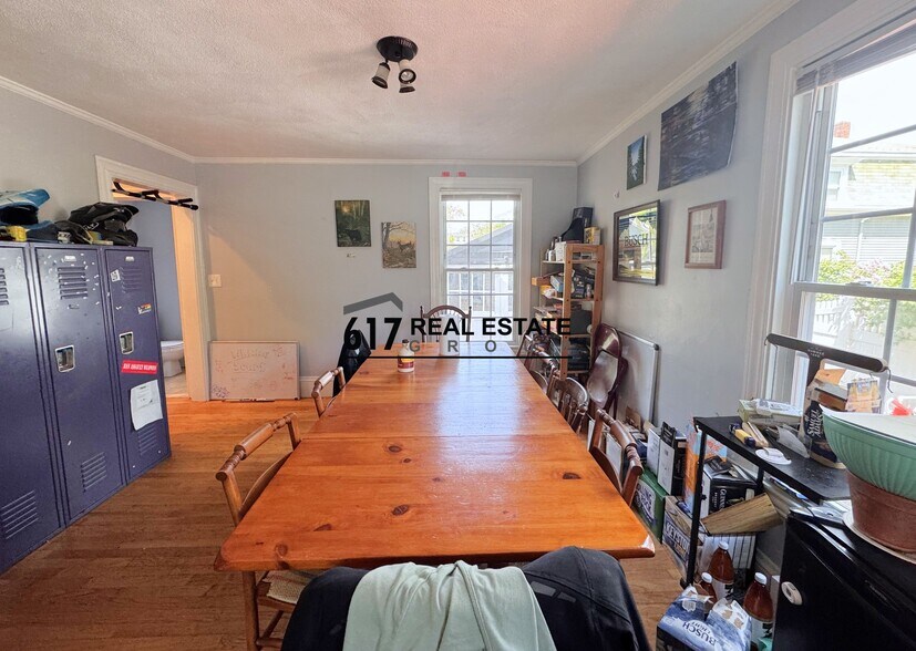 Building Photo - 34 Brentwood St