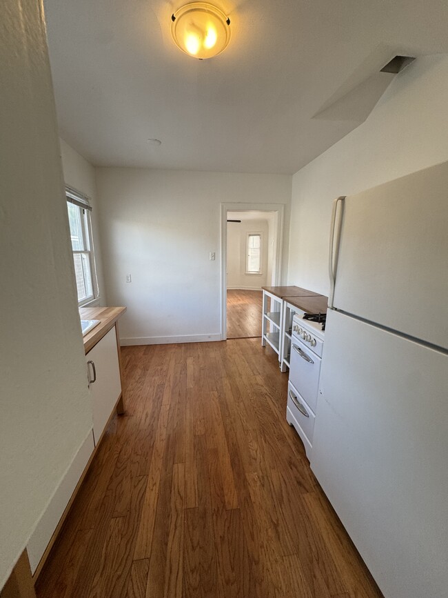 kitchen rear view - 3350 Hamilton Way