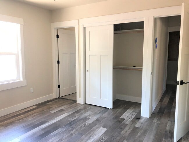 Building Photo - Beautiful Remodeled Home with Huge Bonus Space and Private Fenced Backyard!