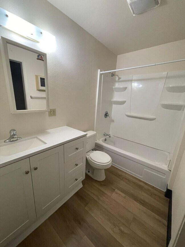 Building Photo - Updated 3 Bedroom, 1 Bath Apt in 4-Plex - ...