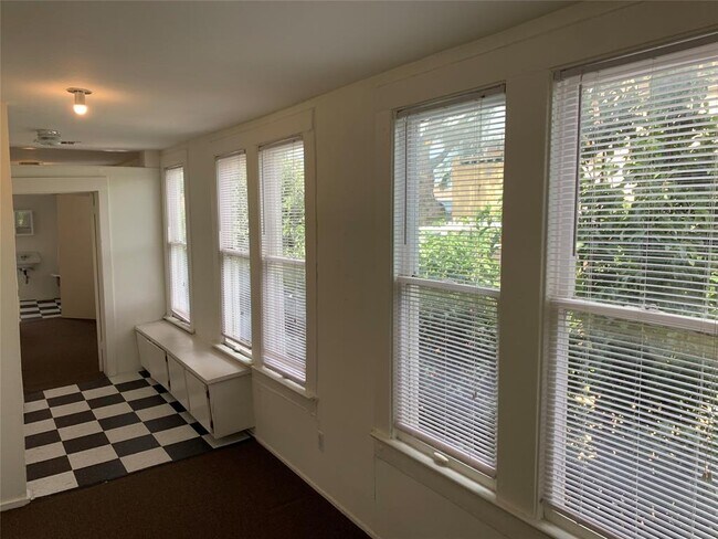 Building Photo - 318 Hyde Park Blvd