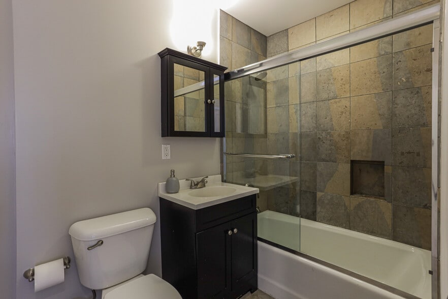 2nd Full Bathroom - 5907 Yarmouth Ave