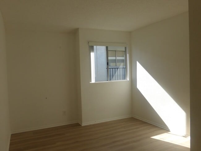Building Photo - 673 W 20th St