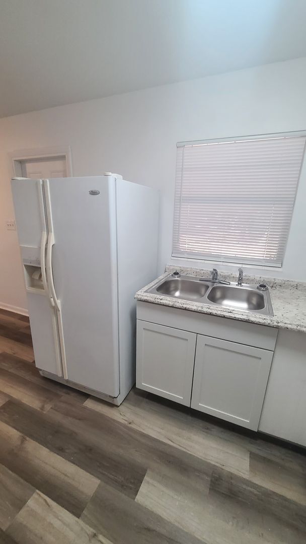 Building Photo - Fully Renovated 3/1 with huge fenced-in ba...