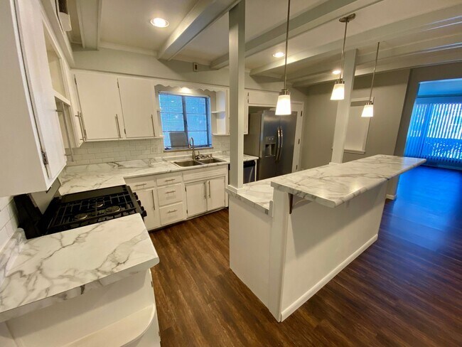 Building Photo - Remodeled Westgate Home with Attached Prof...