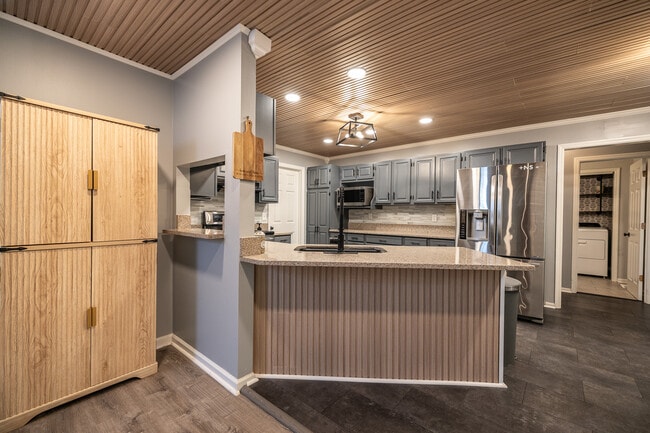 Building Photo - 5516 Oakside Dr