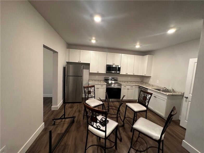 Building Photo - 370 Crestbrook Ln