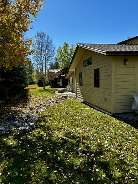 Side yard to back apartment patio - 1525 W Pinto Dr