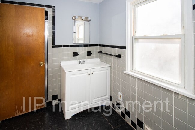 Building Photo - Cleveland Heights Spacious 3bed Home - Sec...