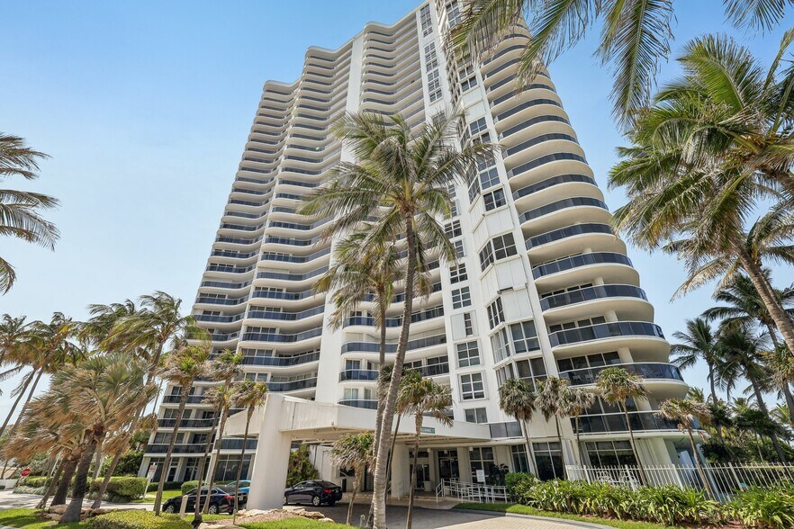 Building Photo - 16711 Collins Ave