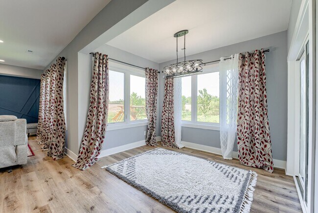 Building Photo - Spacious & Stylish 6-Bedroom Home in North...