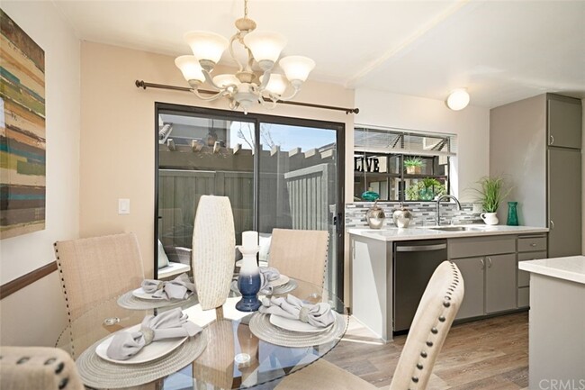Building Photo - 323 Streamwood-