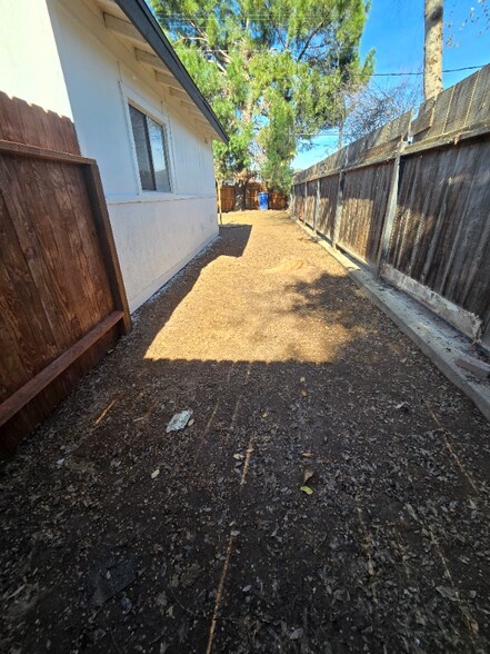 Building Photo - 7164 N Maroa Ave