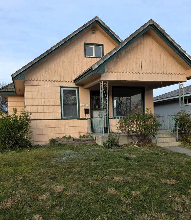 Building Photo - 3 BR/2 BA North Spokane Home