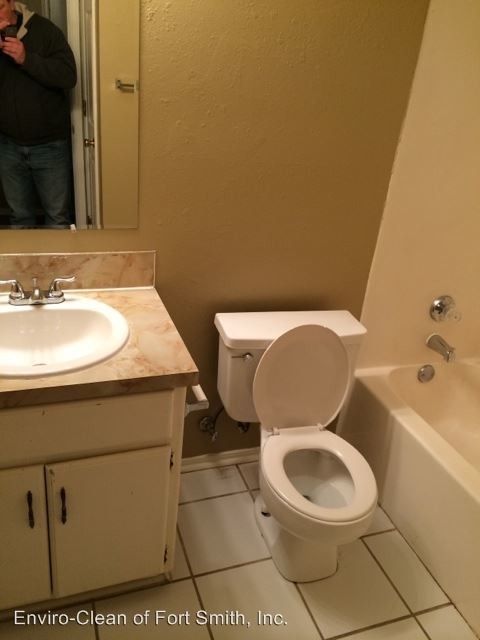 Building Photo - 8605-8607 Southridge Dr