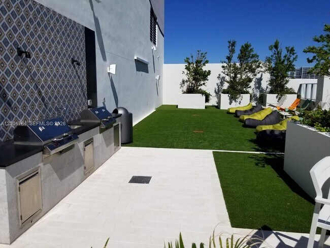 Building Photo - 1010 Brickell Ave